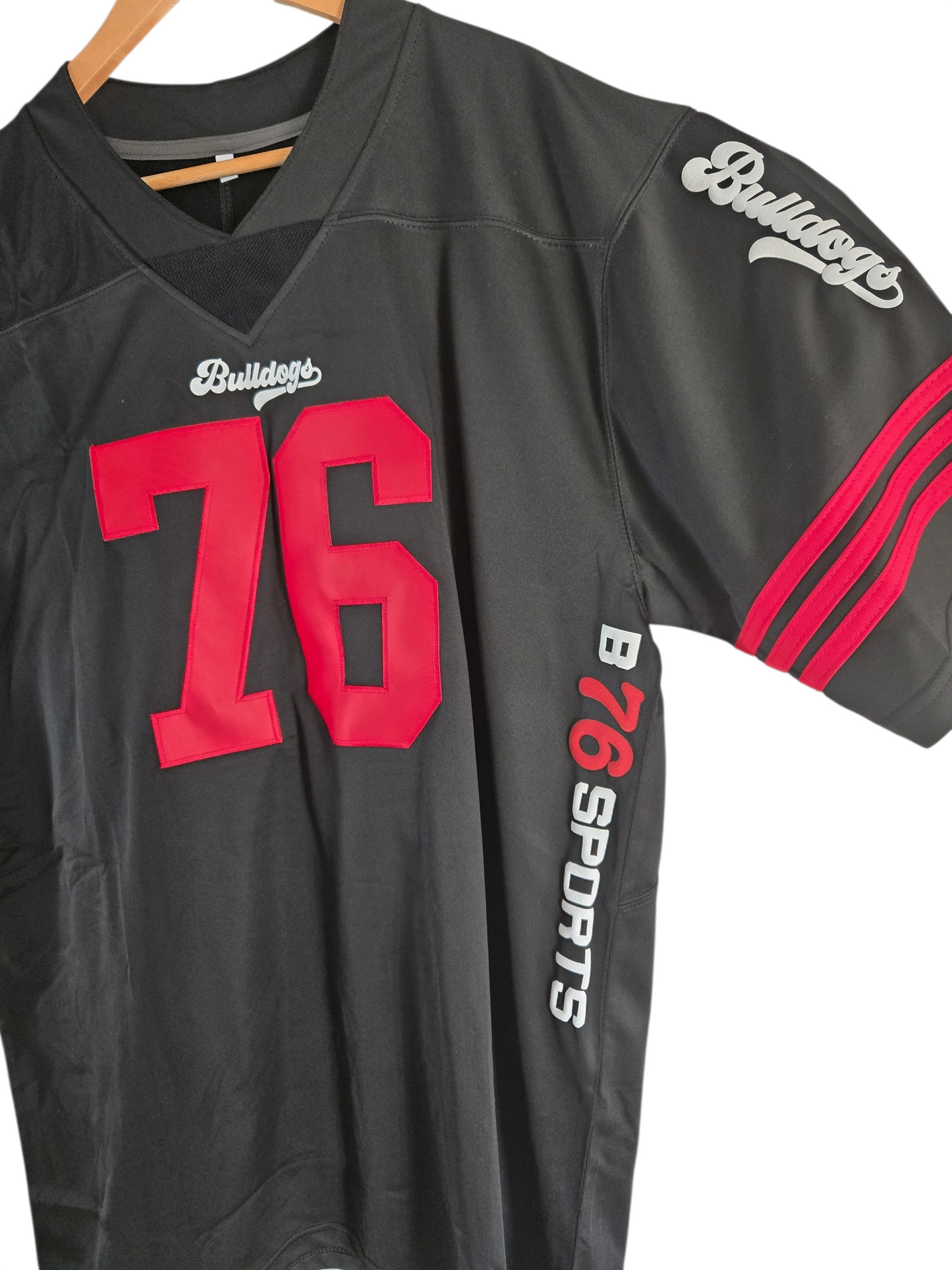 American Football Trikot Bulldogs Nummer 76 Oversize schwarz rot weiß