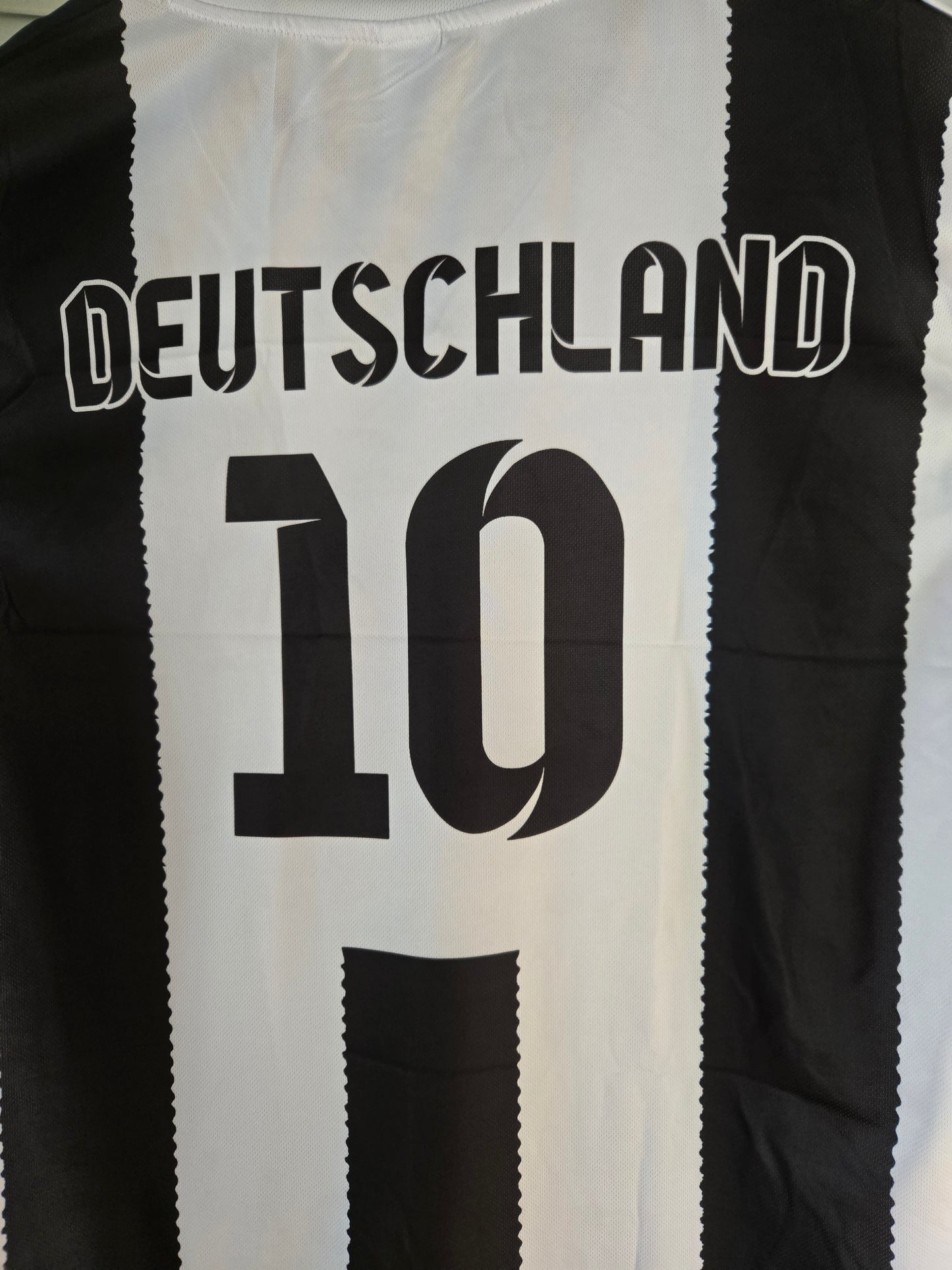 Deutschland Trikot schwarz weiß gestreift Weltmeister Edition 2026 Nummer 10 Slim Fit Passform