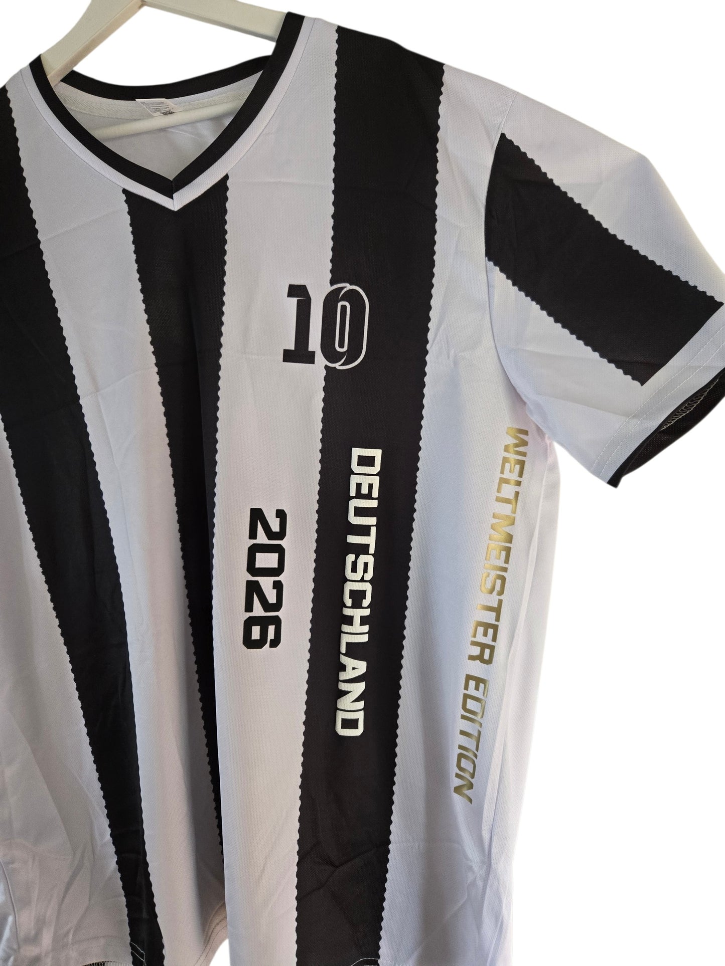 Deutschland Trikot schwarz weiß gestreift Weltmeister Edition 2026 Nummer 10 Slim Fit Passform
