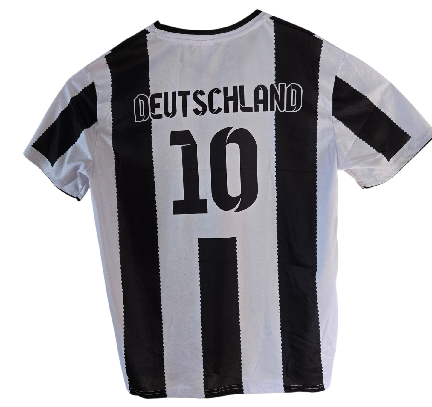 Deutschland Trikot schwarz weiß gestreift Weltmeister Edition 2026 Nummer 10 Slim Fit Passform